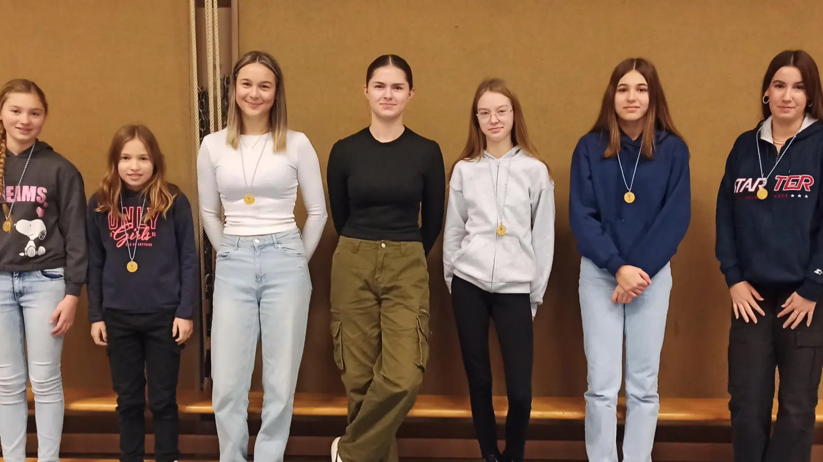 Die Mädchenmannschaft der Realschule am Tor zur Oberpfalz mit (von links) Lilly Busch, Kathrin Lorenz, Selina Dötterl, Ida Stiewing, Lena Knott und Paula Morgado.<br> (Bild: Peter Kraus/exb)