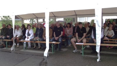 Durch ein eilig aufgestelltes Zelt konnten die Besucher den Jubiläumsgottesdienst anlässlich des 125jährigen Kapellenjubiläums in Matzlesrieth verfolgen.  (Bild: Robert Ronke)