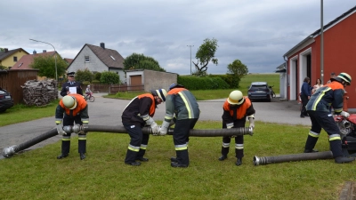 Die Feuerwehrleute bei der Prüfung in voller Aktion. (Bild: Peter Garreiss)