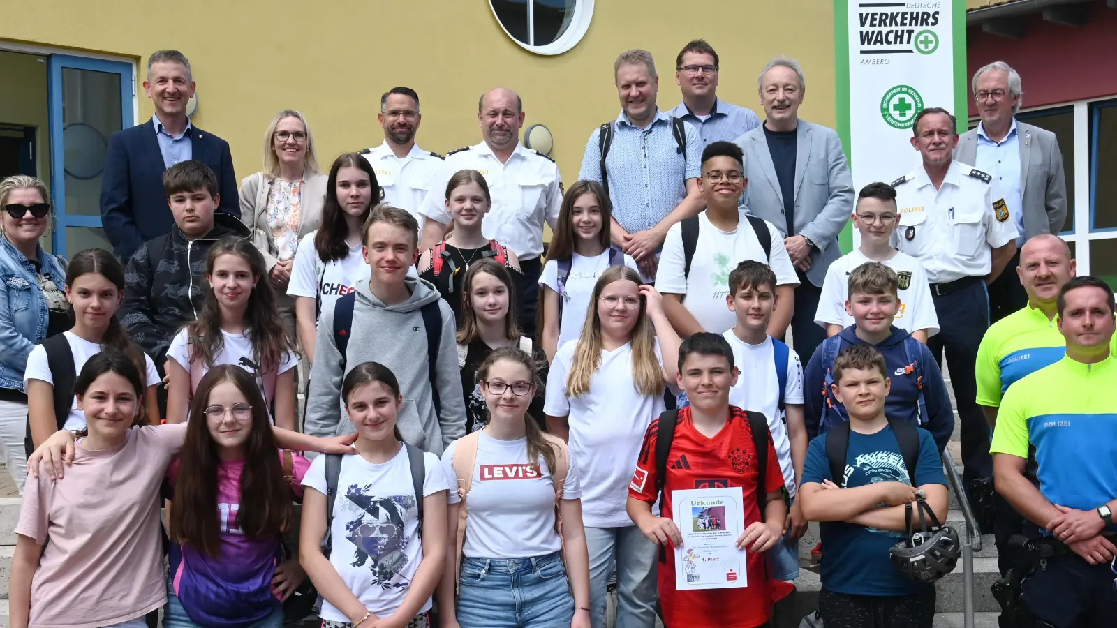 Die siegreichen Sechstklässler der Max-Precht-Mittelschule in Hahnbach freuten sich nicht nur über die Siegerurkunde, sondern bekamen auch noch 700 Euro von der Sparkasse. (Bild: gf)