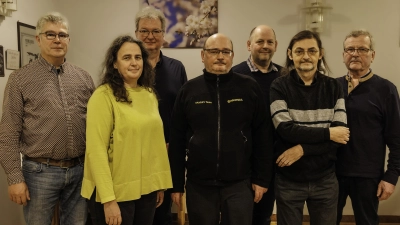 Gerhard Birner (links) und Thomas Hösl (Zweiter von rechts) sind die Sieger der Wettbewerbe bei den Fotofreunden Pfreimd. Susanne Kimmerl (Zweite von links) überreichte auch den Platzierten Rolf Linke, Kurt Hanauer, Kurt Stangl und Hubert Sorgenfrei (von links) Urkunden. (Bild: Clemens Hösamer)