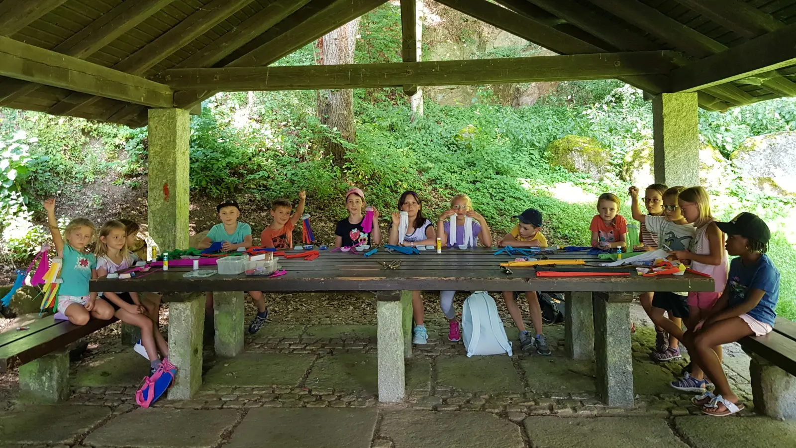 Eifrig waren die Mädchen und Buben beim Quallen-Mobile basteln unter der Leitung des Büchereiteams im Generationenpark im Rahmen des Kinder-Spaß-Programm der Gemeinde. (Bild: Peter Garreiss)