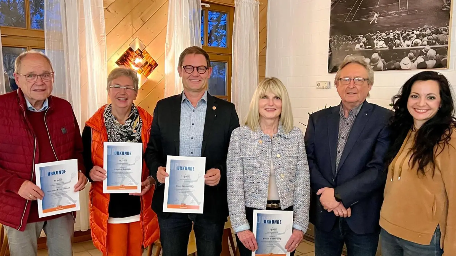 Gerhard Krecichwost, Gabriele Schmidt, Claus Nieberding und Evelin Nieberding (von links) wurden für ihre Treue zum TC Waldershof geehrt. Vorsitzender Herbert Pscherer und Bürgermeisterin Margit Bayer gratulierten. (Bild: Tennisclub Waldershof/exb)