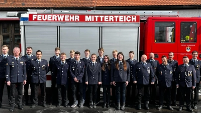 Zwölf Feuerwehrnachwuchskräfte legten erfolgreich die Grundausbildung ab.  (Bild: Philipp Sölch/exb)