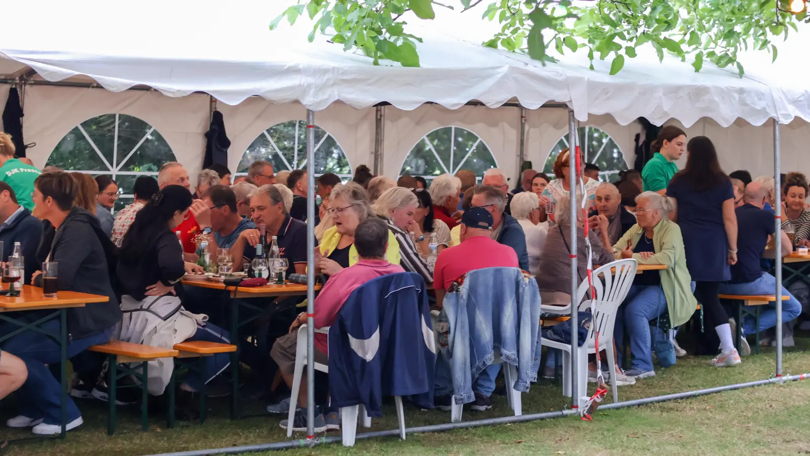 Gute und ausgelassene Stimmung herrschte unter den zahlreichen Besuchern (Bild: Michael Waldmann)