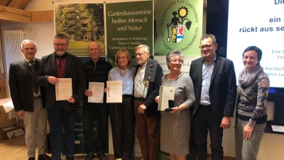 Ehrungen für Vereinsvorsitzende der Gartenbauvereine gab es für besondere Verdienste: Von links Landrat Roland Grillmeier; Klaus Schuster, OGV Waldsassen; Michael Ebenhöch, OGV Wildenau; Lucia Heindl, OGV Erbendorf; Rudi Standfest, OGV Bärnau, Gabriele Laubert, OGV Tirschenreuth und die beiden Kreisfachberater Harald Schlöger und Manuela Pappenberger. (Bild: Oliver Becher)