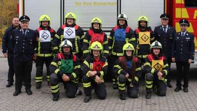 Gruppe 1 THL Bronze: (links) Kommandant und KBM Martin Holler, Schiedsrichter KBM Benjamin Wachter, (rechts) Ehrenkreisbrandmeister Manfred Schneider und Kommandant Bernhard Schmidt<br>Gruppenführer: Florian Kade (Bronze), Maschinist: Marco Krämer (Bronze), Melder: Laura Reitinger (Ergänzungsteilnehmer), Angriffstruppführer: Manfred Unertl (Bronze), FFW Schönau: Angriffstruppmann Susanne Holler (Ergänzungsteilnehmer), Wassertruppführer Kerstin Reitinger (Bronze), Wassertruppmann Lisa Scherr (Bronze), Schlauchtruppführer Josef Königsberger (Bronze), Schlauchtruppmann Christian Reitinger (Bronze). (Bild: Lisa Scherr )