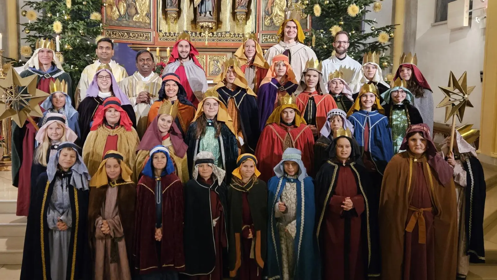 Die Gruppe der Rosenberger Sternsinger. Voll Stolz freuten sie sich über das diesjährige Rekordergebnis. (Bild: Richard Beer)