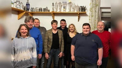 Neuwahlen gab es bei der Eisstockabteilung des TV Nabburg. Das Bild zeigt (von links) Liliane Nirschl, Thomas Nirschl, Franz Bergmann, Kerstin Ehemann, Hannes Kemptner, Carolin Neidl, Lukas Blödt und Albert Bauer.  (Bild: Eimer/exb)