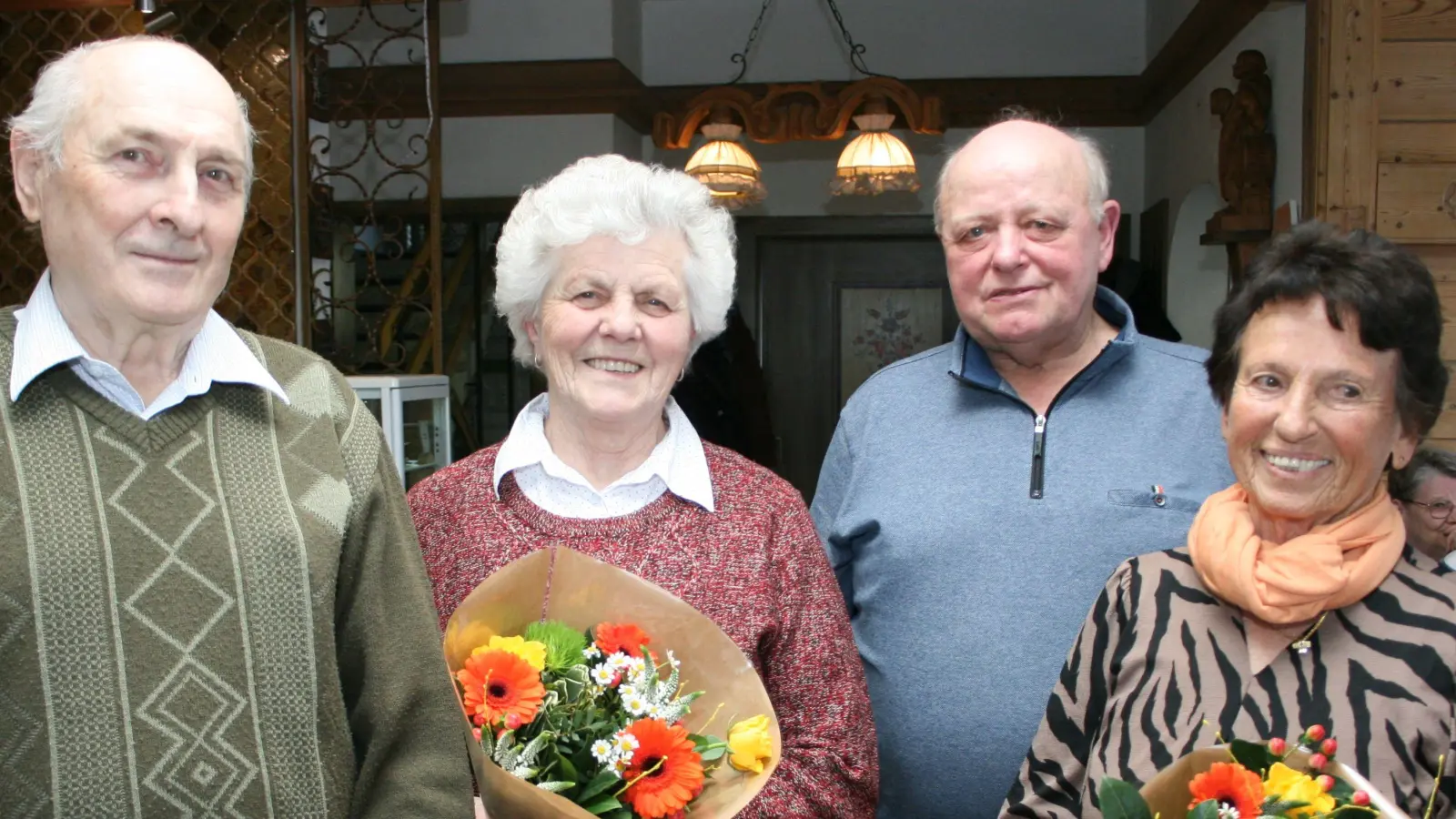 Dank galt ausgeschiedenen Vorstandsmitgliedern: Im Bild von links Theo und Martha Höfer, Vorsitzender Erwin Bächer, Hedwig Wendl. (Bild: Klaus Peter Rohrer/exb)