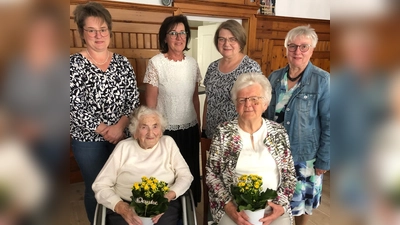 Bürgermeisterin Sonja Meier (von hinten links), Monika Bösl, Monika Fichtinger und Angelika Vogl gratulieren den beiden Jubilarinnen Fanny Schwendner (vorne links) und Irene Nodes (vorne rechts) (Bild: Elisabeth Bauer)