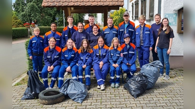 Sitzend von links nach rechts: Theresa Bär, Isabella Kopp, Alisa Kopp, Alicia Fellner, Eliane Schreiner, Miriam Roth. Hinten stehend von links nach rechts: Lukas Gallitzdörfer, Joseph Schmid, Quentin Pemsel, Jugendwart Christina Herbst, Matthias Schötz, Jugendwart Yvonne Schmid, Leon Herbst, Michel Heldrich, Michael Schottner, Kommandant Norbert Franz, Jugendwart Cornelia Wedel. (Bild: Christina Herbst)