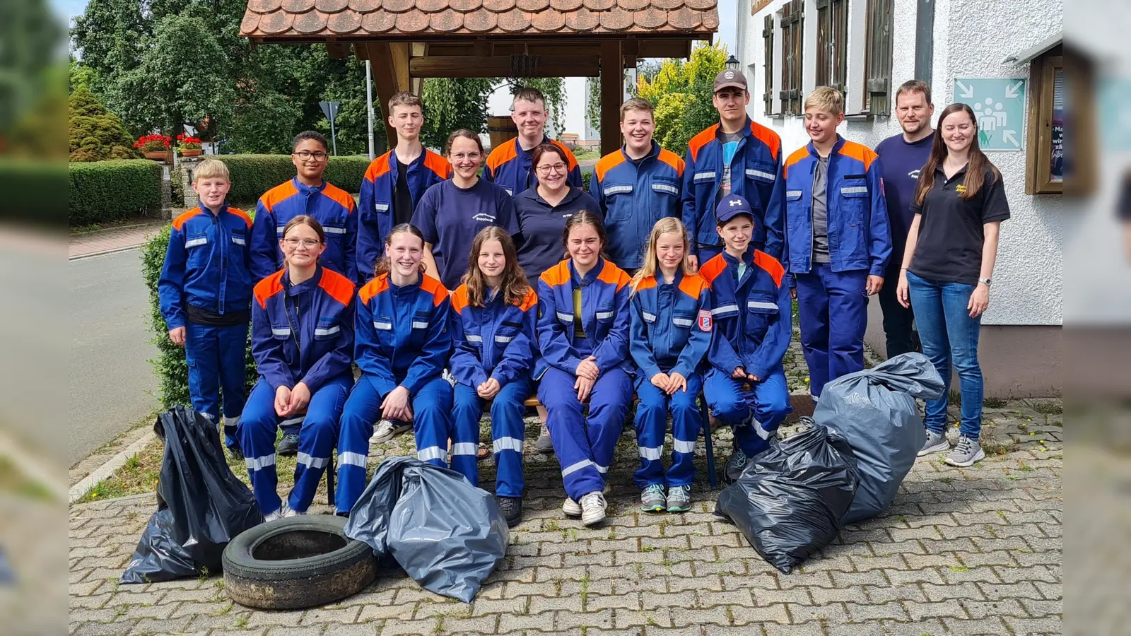 Sitzend von links nach rechts: Theresa Bär, Isabella Kopp, Alisa Kopp, Alicia Fellner, Eliane Schreiner, Miriam Roth. Hinten stehend von links nach rechts: Lukas Gallitzdörfer, Joseph Schmid, Quentin Pemsel, Jugendwart Christina Herbst, Matthias Schötz, Jugendwart Yvonne Schmid, Leon Herbst, Michel Heldrich, Michael Schottner, Kommandant Norbert Franz, Jugendwart Cornelia Wedel. (Bild: Christina Herbst)