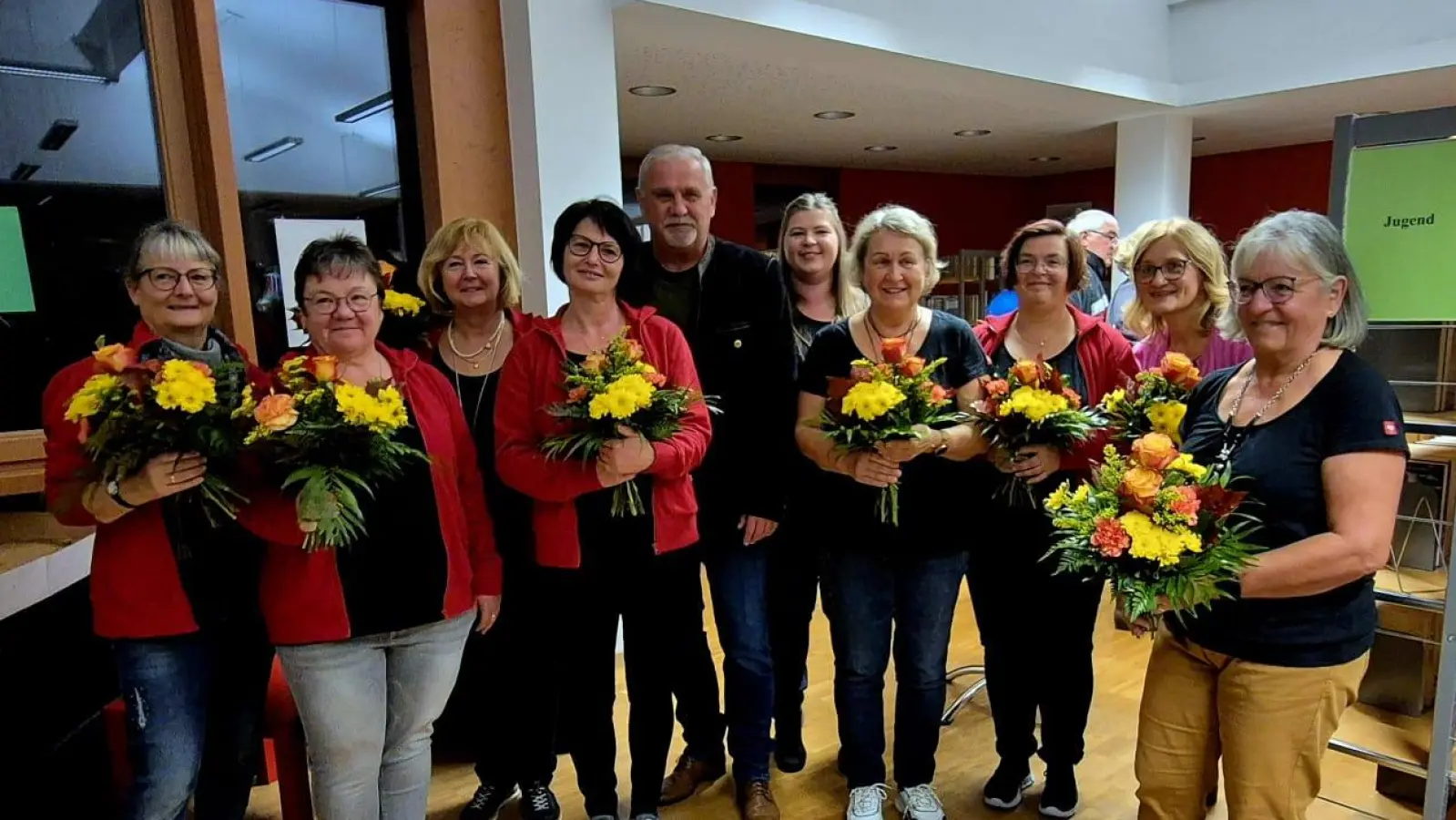 Team der Gemeindebücherei mit Bürgermeister Ludwig Biller  (Bild: Tanja Wagner)