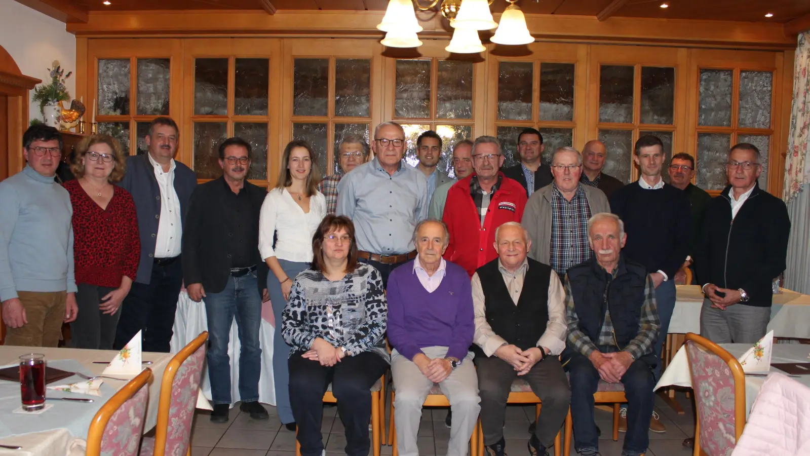 v.l.n.r. stehend: Bürgermeister Gerald Reiter (Stadlern), 2. Bürgermeisterin Rita Salomon (Niedermurach), Bürgermeister Reinhard Kreuzer (Schönsee), Bürgermeister Manfred Dirscherl (Weiding), Magdalena Bittner (VG Schönsee), Josef Zwack, Ludwig Walbrun (beide Bürgerbusfahrer), Bürgermeister Rudolf Teplitzky (Oberviechtach), Alfred Walbrun, Johann Deyerl (beide Bürgerbusfahrer), Landrat Thomas Ebeling, Alois Krammer (Bürgerbusfahrer), Bürgermeister Walter Schauer (Thanstein), Dominik Hauser (Landratsamt Schwandorf), 3. Bürgermeister Richard Brunner (Dieterskirchen), 2. Bürgermeister Richard Brunner (Dieterskirchen) v.l.n.r. sitzend: Margit Walbrun, Erwin Hunger, Andreas Wirnshofer, Werner Klostermann (alle Bürgerbusfahrer) (Bild: Laura Kohl)