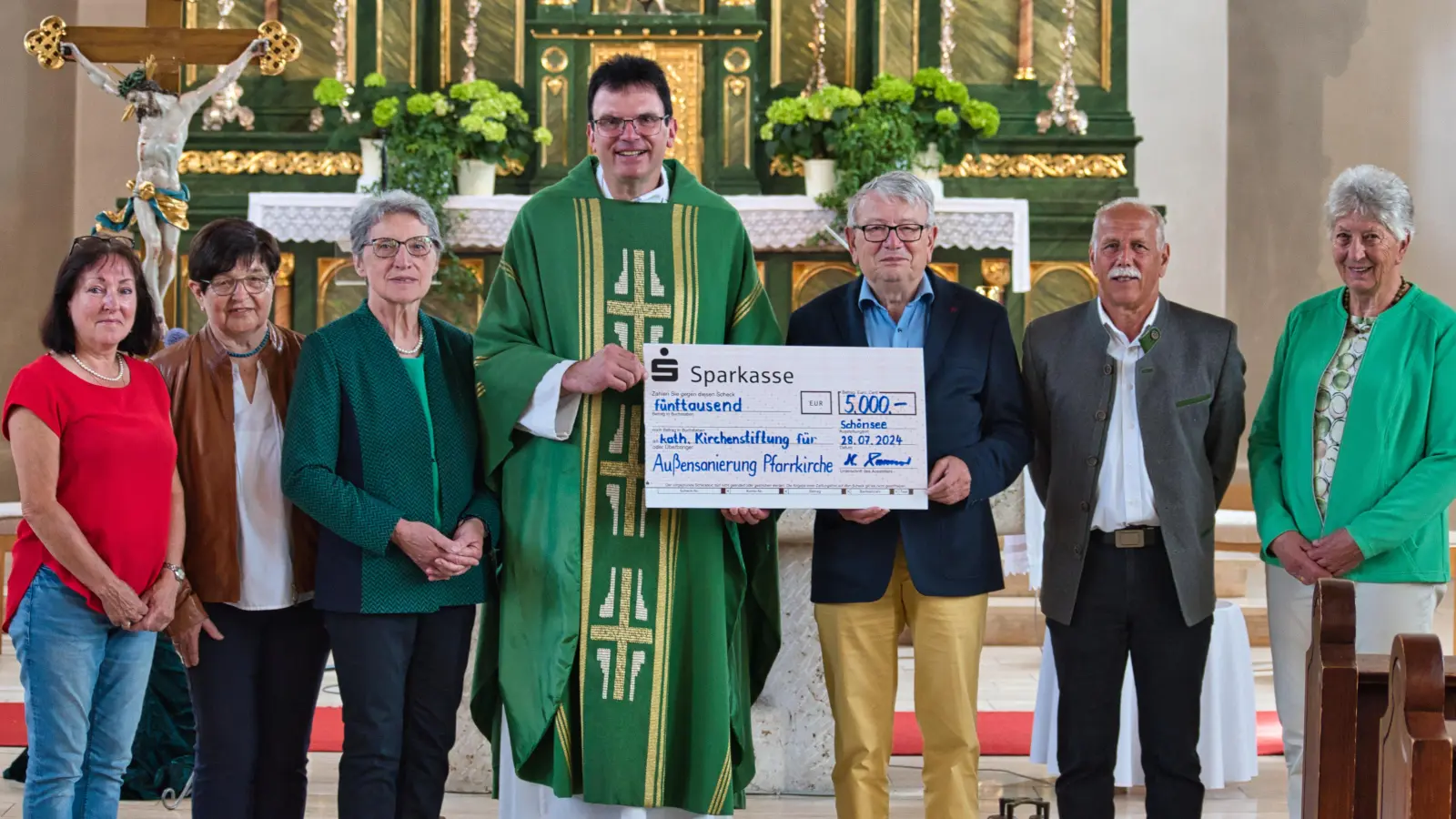 Mitglieder des Fördervereins für Kirchenmusik übergeben an die Kath. Kirchenstiftung, vertreten durch Herrn Pfarrer Dietz eine Spende in Höhe von 5.000,00 €. (Bild: Janik Hammerer)