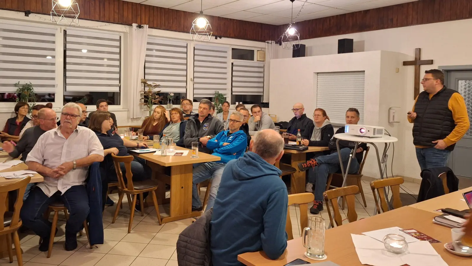 Aufmerksam lauschten die Mitglieder des Marktverbandes dem Vorstand Dominik Fraunholz (rechts) bei seinen Ausführungen. Wichtigste Punkte bei der Jahreshauptversammlung waren die Advent-After-Work-Partys sowie das Bürgerfest 2025. (Bild: Petra Lettner)