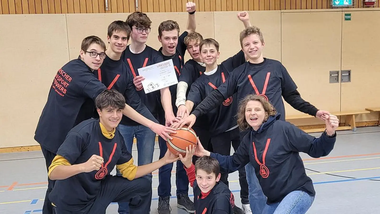 Philipp Thapa, Peter Plesivcak, Marek Plesivcak, Valentin Herrmann, Ben Mutzbauer , Paul Stöberl, Jonas Schmidberger, Leon Böckl, Betreuerin Barbara Meier und Magnus Liebl (von links) bilden das Nabburger Basketball-Team, das beim Landkreisfinale siegreich war.  (Bild: Barbara Meier/exb)