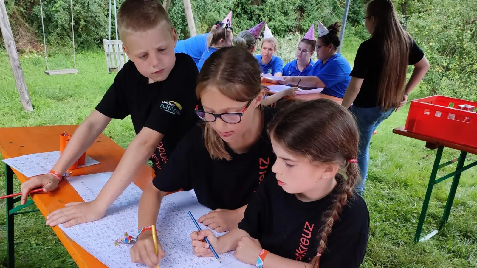 Emil, Hannah und Serina (von links) knobeln über einer Aufgabe im Bereich „Schlaubayer“ (Bild: Monika Stahl/exb)