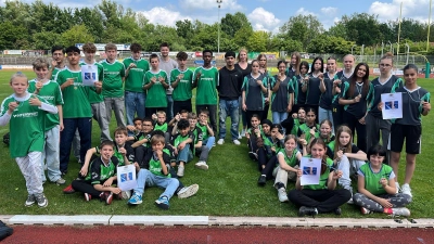 Das Sammeln von Podestplätzen und Medaillien geht weiter: diesmal holten alle vier Teams Bronze (sitzend die jüngeren und stehend die älteren Jungs und Mädels) mit ihrem betreuenden Lehrerteam aus dem Dreifaltigkeits-Viertel: 4mal dritter Oberpfalzmeister in der Leichtathletik  (Bild: Thomas Gebele )