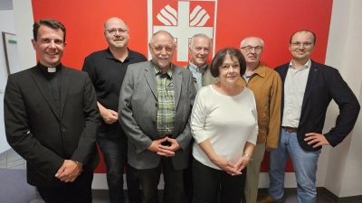 Neu gewählt! Geschäftsführer Daniel Bronold (r.) freute sich in der Vorstandschaft Pfarrer Johannes Lukas (2.v.l.), Pfarrer Alfons Forster (3.v.l.), Monika Ilg (3.v.r.) sowie Alois Lukas (4.v.l.) und Konrad Spiegler (2.v.r.) für den Caritasrat begrüßen zu dürfen. Zudem wurde Pfarrer Thomas Kohlhepp (1.v.l.) verabschiedet.  (Bild: Rebecca Müller)