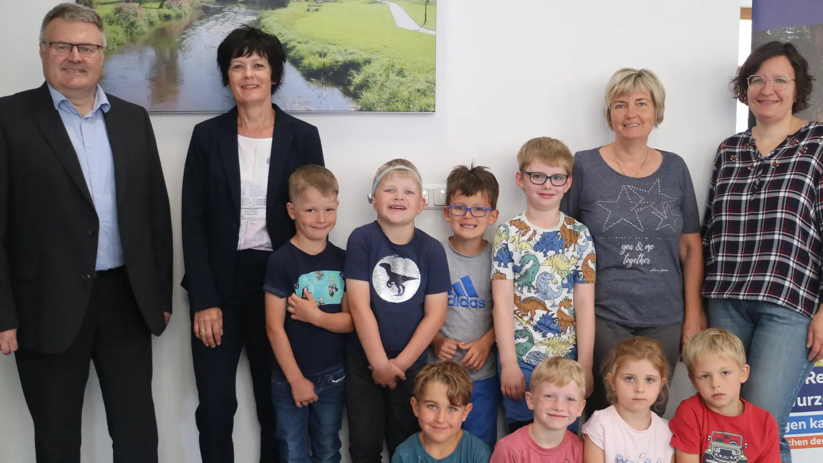 Unser Bild zeigt die acht Vorschulkinder des Kindergartens St. Rita mit ihren Erzieherinnen Sabine Preisinger und Christine Meiler (rechts) sowie Wolfgang Meister und Rita Schmidkonz (links) von der Volksbank Raiffeisenbank Nordoberpfalz. (Bild: Kindergarten St. Rita/exb)