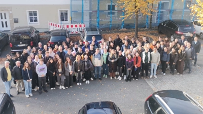 72 Studenten versammeln sich im Oktober 2024 am Marktplatz in Winklarn mit ihren Betreuern zur Leerstandsarbeit. (Bild: Annemarie Mösbauer)