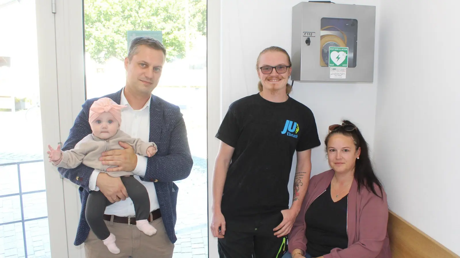 Bürgermeister Wolfgang Söllner mit Tochter Josephine sowie Daniel Wartinger und Nicole Riedl freuen sich über den „Defi”. (Bild: soj/exb)