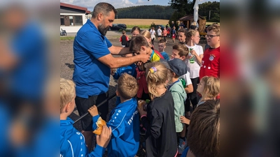 Nachdem alle 56 Kinder die Stationen durchlaufen hatten, erhielten sie von Vorsitzenden Michael Rauch noch eine Medaille überreicht. (Bild: Franz Ficker)