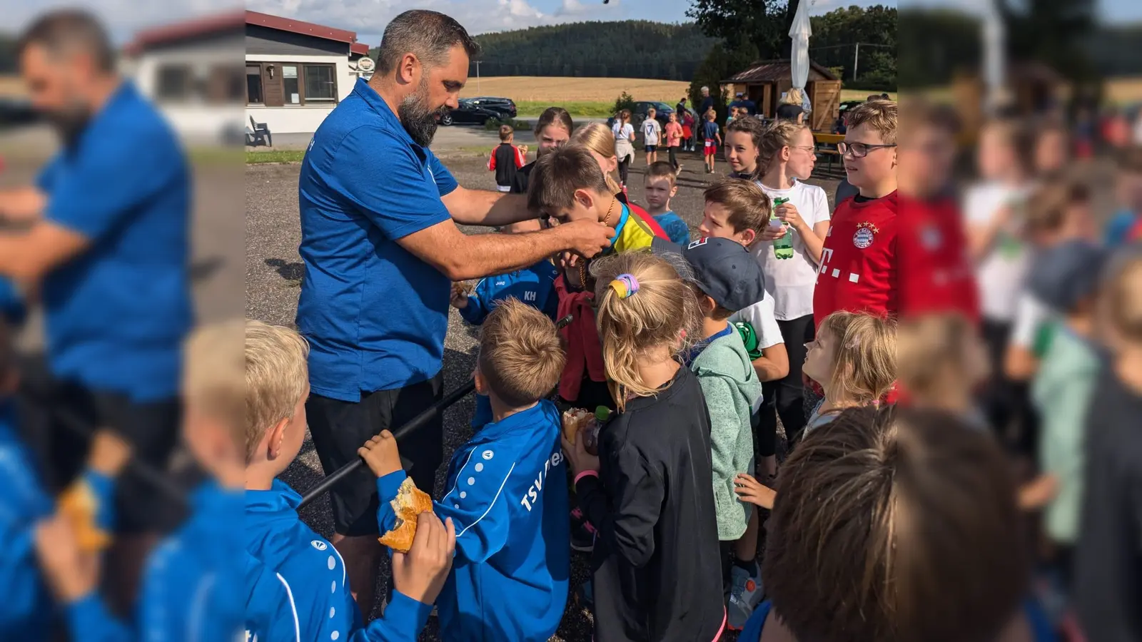 Nachdem alle 56 Kinder die Stationen durchlaufen hatten, erhielten sie von Vorsitzenden Michael Rauch noch eine Medaille überreicht. (Bild: Franz Ficker)