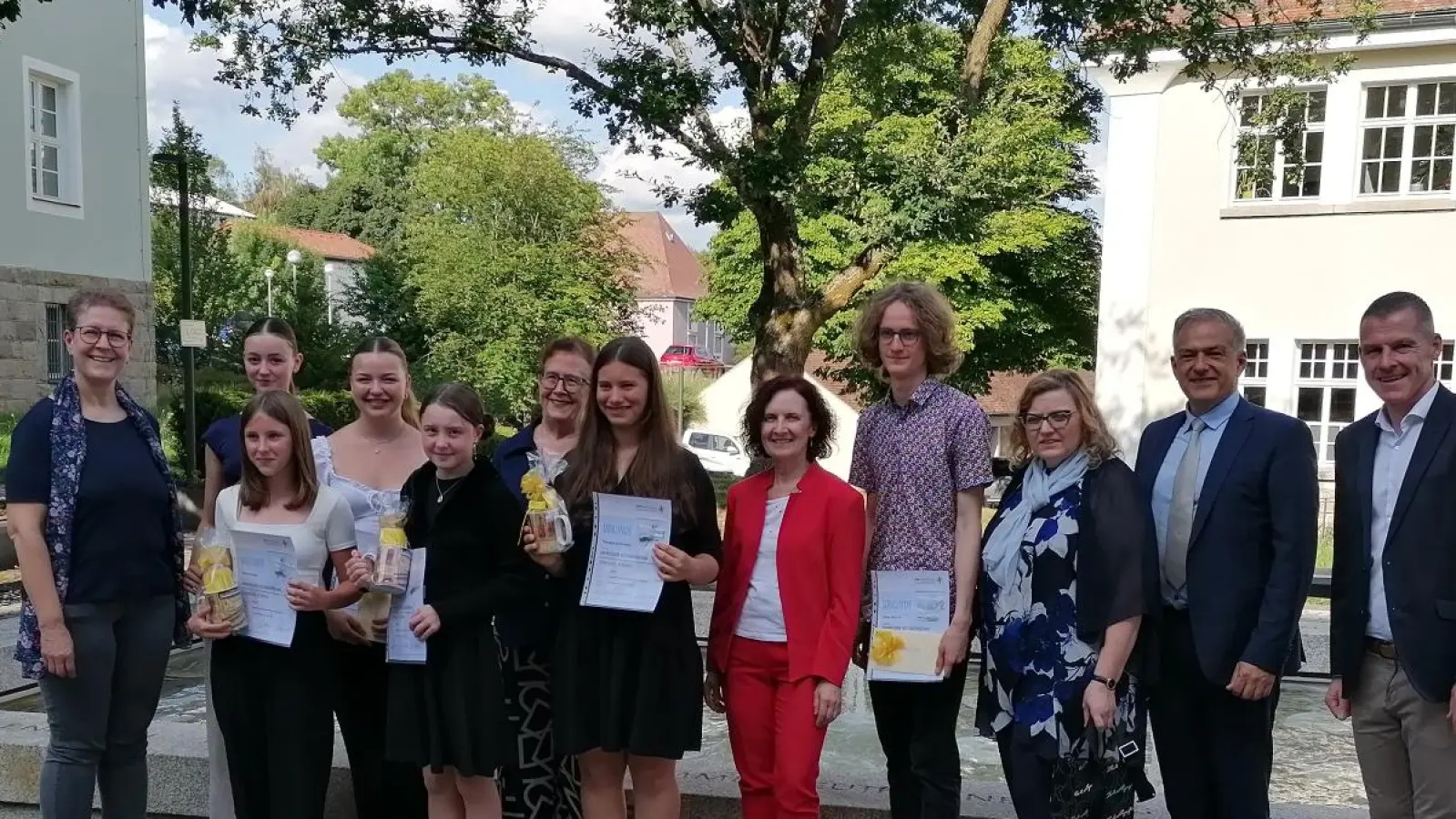 Stellvertretende Leiterin Klaudia Kormann (links), Carol Bischoff vom Förderverein (Sechste von links), die Lehrkräfte Margit Sollfrank (Fünfte von rechts) und Brigitte Kreuzer (Dritte von links), Landrat Grillmeier (Zweiter von rechts) und Musikschulleiter Tobias Böhm (rechts) gratulierten den Kindern. 	  (Bild: Bild: Musikschule des Landkreises Tirschenreuth/exb)