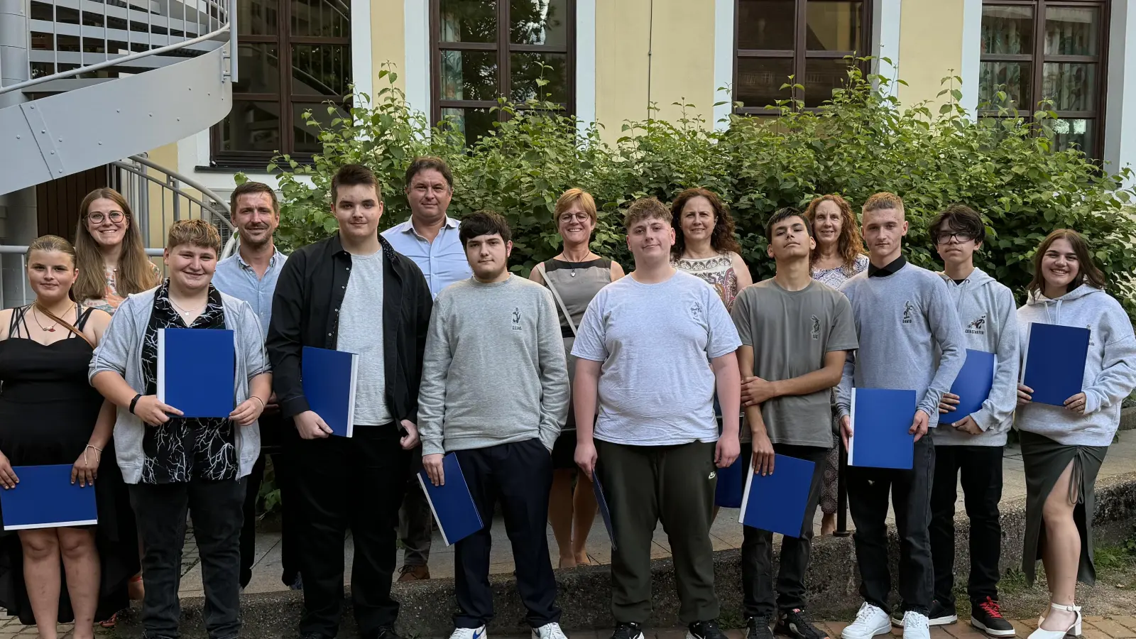 Gemeinsam feiern sie den Abschluss an der Stötzner-Schule Weiden. (Bild: Franziska Schubert/exb)