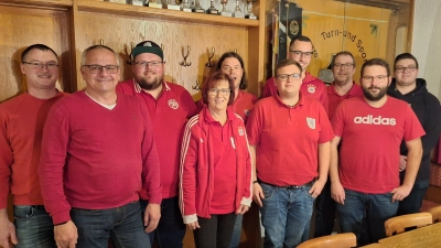 Die neue Vorstandschaft des FC Bayern Fanclub Pullenreuth 2000<br>(v.Links) Neuer Beisitzer Jörg Prucker, BGM Hubert Kraus, 1. Vorstand Patrick Wegmann, Kassenprüferin Heidi Müller, Schriftführer Thomas Franz, Beisitzer Nico Wegmann, Neuer Kassier Matthias Sticht, 2. Vorstand Mario König, Scheidender Kassier Jörg Würstl und neuer Kassenprüfer Christoph König (Bild: Petra Wegmann)