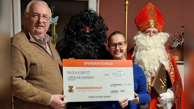 Der Vorsitzende der Kinderkrebshilfe Herbert Putzer (links) freut sich über die Spende vom Nikolausteam aus Windischeschenbach. (Bild: Stephan Schieder/exb)