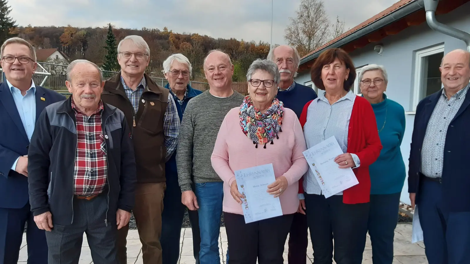 Mitgliederehrung beim OGV Ammersricht (von links): Bürgermeister Martin Preuß, Josef Schmid, Peter Danzer, Georg Küspert, Josef Schanderl, Maria Schwab, Peter Eckl, Barbara Wombacher, Johanna Ibler und Vorsitzender Alfons Bauer. (Bild: Cornelia Schanderl/exb)