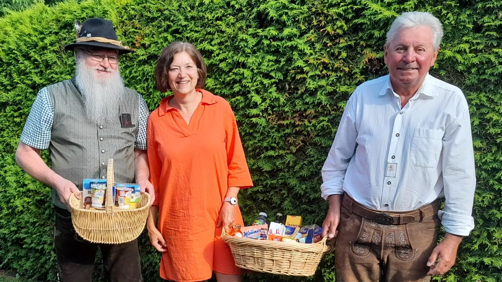 Über einen Präsentkorb als letztplatzierter Kartler freut sich Wolfgang Gleißner (links), über den als bestplatzierter Hans Forster (rechts) Es gratuliert Sabine Herrmann, Vorsitzende der „Grünen Au”. (Bild: Hans Forster)