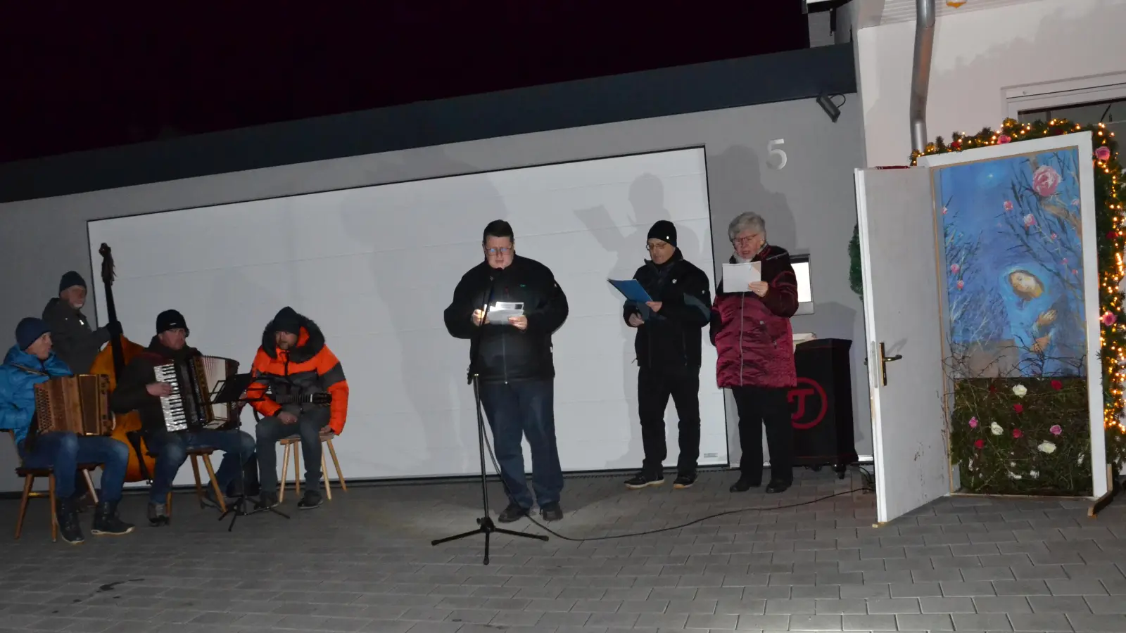 Das erste Adventfenster wurde im Baugebiet Steinling in Moosbach geöffnet. Über 100 kleine und große Besucher kamen dazu. (Bild: Peter Garreiss)