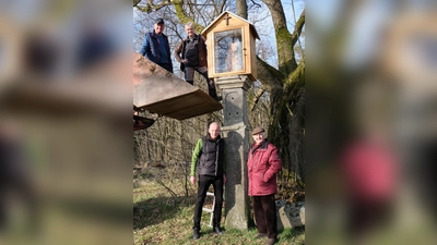 Die Steinsäule bei Fehrsdorf hat mit dem neuen Bilderrahmen ein ansprechendes Bild erhalten. Bild von links: Initiator Peter Späth, Beisitzer Norbert Meierhöfer, Vorsitzender Markus Staschewski und Heimatpfleger Fred Lehner. (Bild: Jakob Venzl)