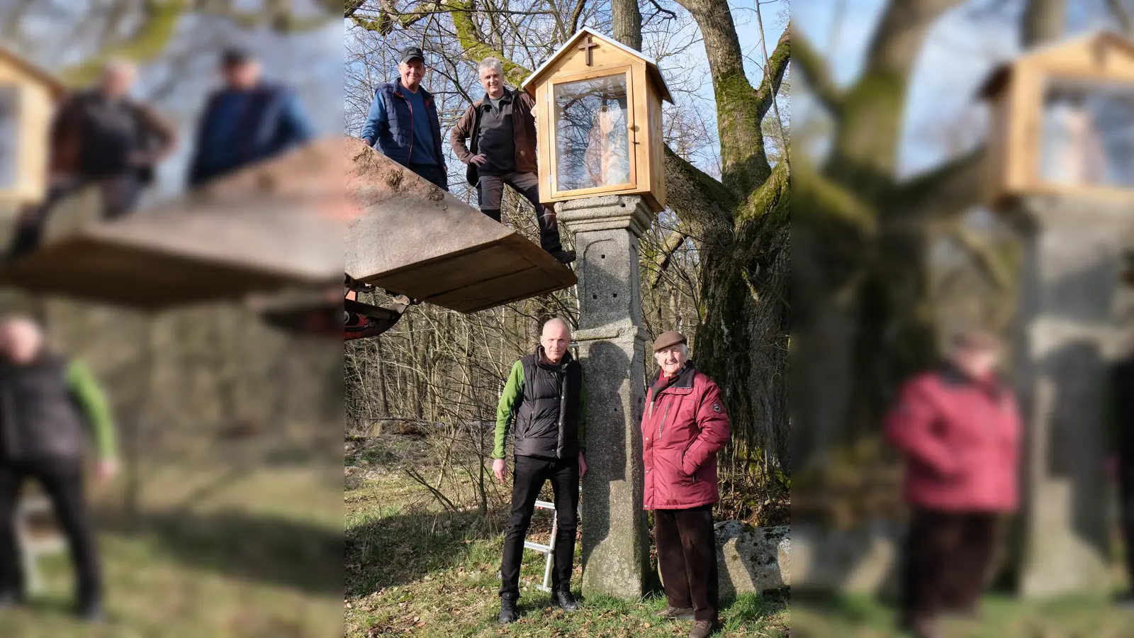 Die Steinsäule bei Fehrsdorf hat mit dem neuen Bilderrahmen ein ansprechendes Bild erhalten. Bild von links: Initiator Peter Späth, Beisitzer Norbert Meierhöfer, Vorsitzender Markus Staschewski und Heimatpfleger Fred Lehner. (Bild: Jakob Venzl)