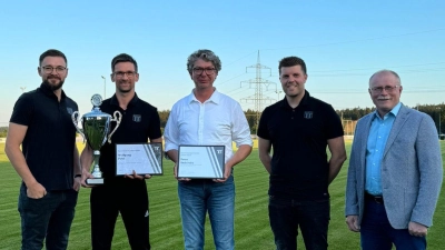 Wolfgang Pötzl (Zweiter von links) ist Sportler des Jahres des TSV Konnersreuth, Peter Andritzky (Mitte) ist Sportehrenpreisträger. Dazu gratulierten Vorsitzender Maximilian Siller (links), Bürgermeister Max Bindl (rechts) und Zweiter Vorsitzender Florian Neumann. (Bild: TSV Konnersreuth/exb)