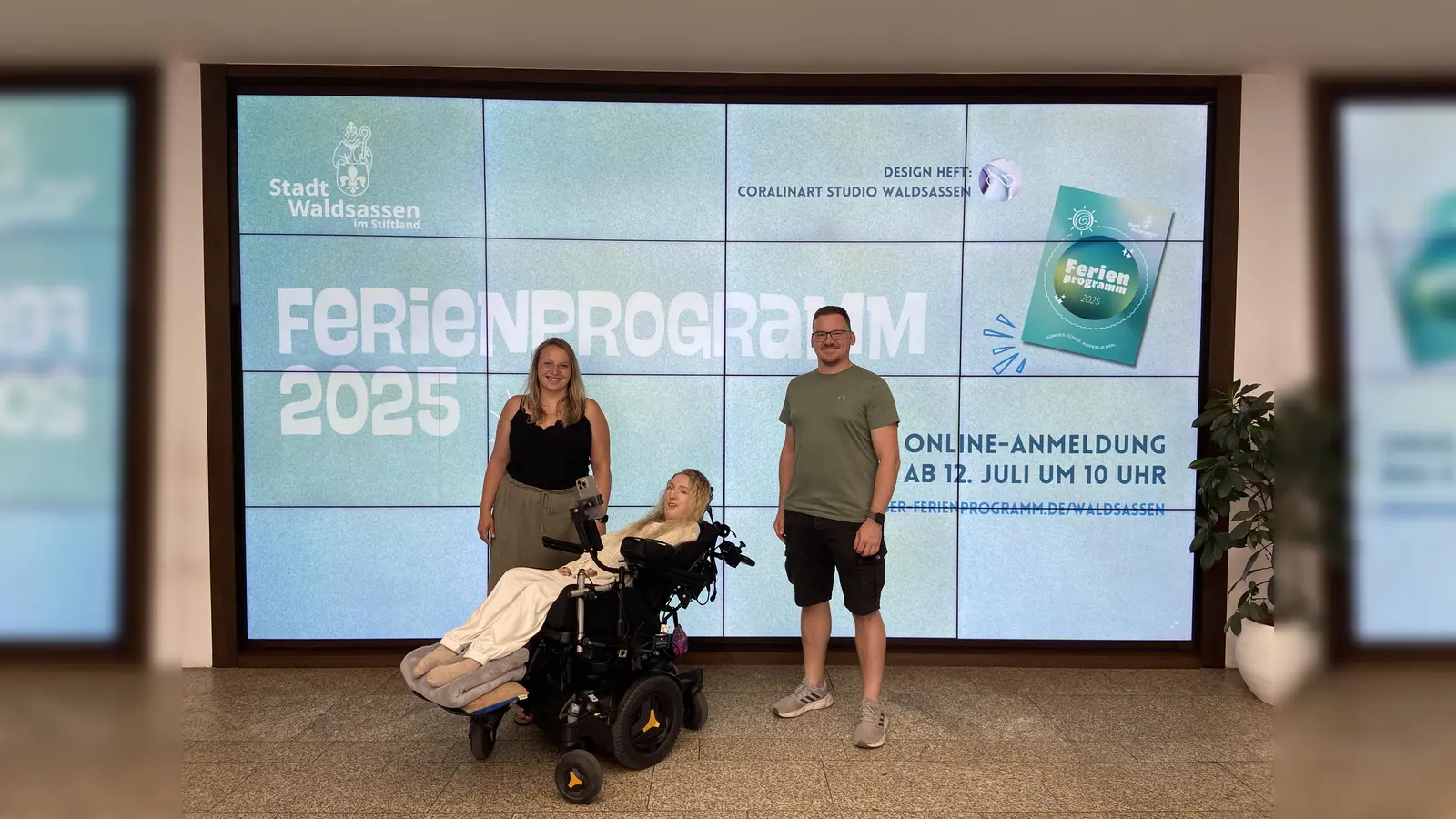 Ferienprogramm 2025, v.l.: Katja Bloßfeldt (Jugendbeauftragte und 3. Bürgermeisterin), Carolin Treml, Andreas Koch (Jugendbeauftragter). (Bild: Stadt Waldsassen)