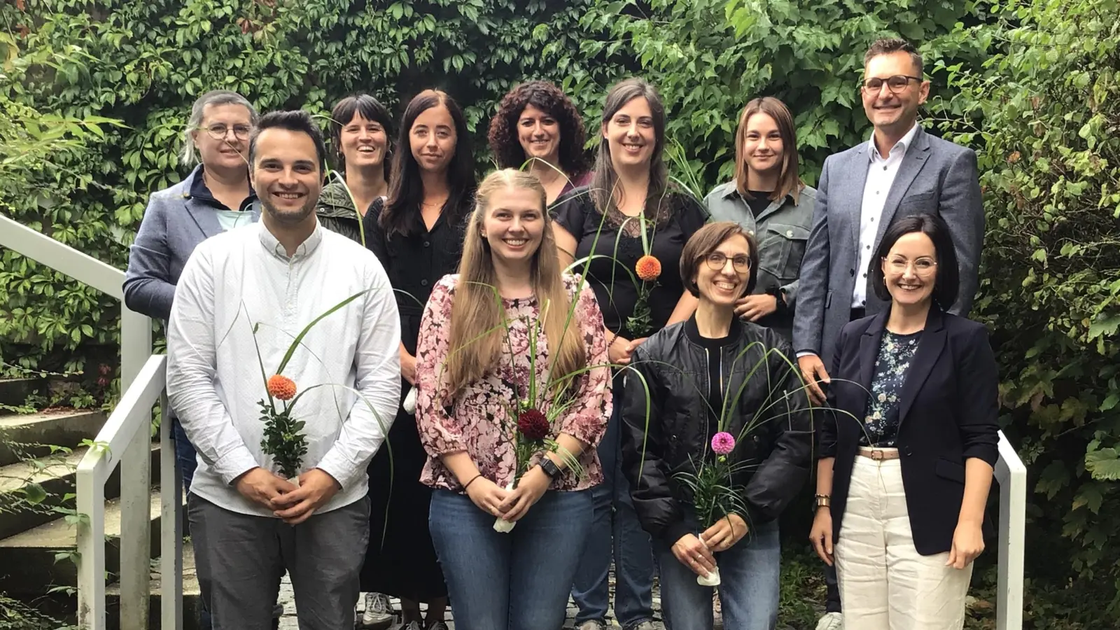 Bild (Kollegen neu, erstellt von Rieger Carina):<br>Von links nach rechts: <br>Hintere Reihe:	Irene Wager, Eva Ziegler, Stephanie Gold, Beate Wettinger, Marie Staufer, Rößler Eva, Rektor Jürgen Bayer<br>Vordere Reihe:	Patrick Schäffer, Lena Nemsow, Olga Frank, Konrektorin Cornelia Heller-Trinks<br> (Bild: Jürgen Bayer)