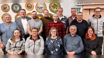 Der Schützenverein Eichenlaub Sorghof wählt einen neuen Vorstandschaft mit Erstem Schützenmeister Alfred Forster (vorn, Zweiter von links) und seinem Stellvertreter Karl-Heinz Meier (vorn, Zweiter von rechts) an der Spitze. Bürgermeister Hans-Martin Schertl (hinten, Zweiter von links) gratuliert. (Bild: fnk)