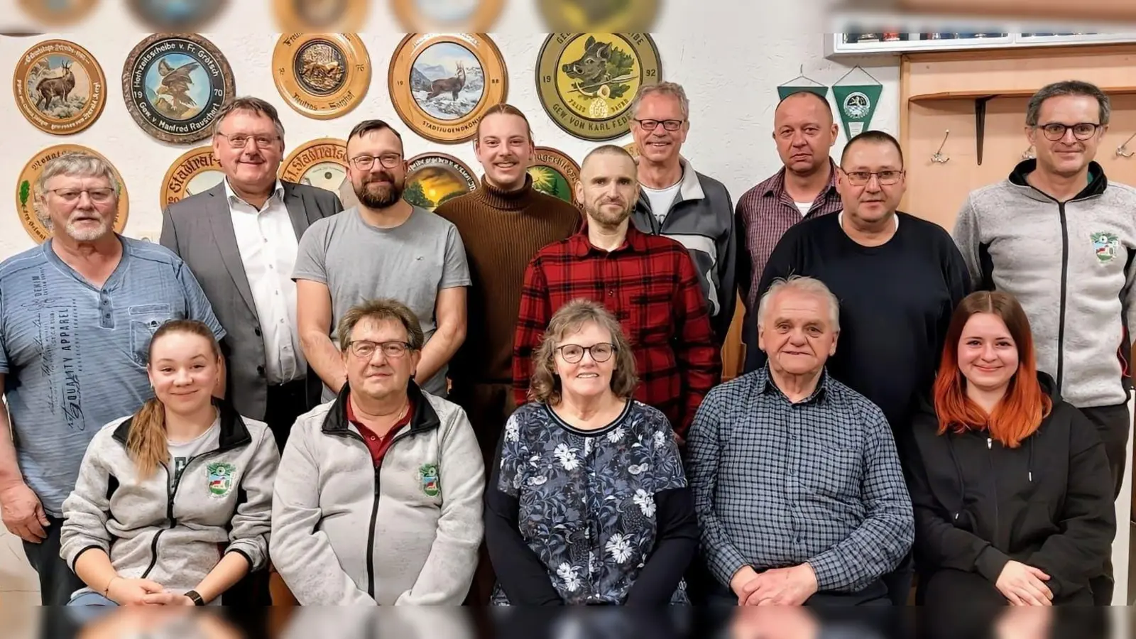 Der Schützenverein Eichenlaub Sorghof wählt einen neuen Vorstandschaft mit Erstem Schützenmeister Alfred Forster (vorn, Zweiter von links) und seinem Stellvertreter Karl-Heinz Meier (vorn, Zweiter von rechts) an der Spitze. Bürgermeister Hans-Martin Schertl (hinten, Zweiter von links) gratuliert. (Bild: fnk)