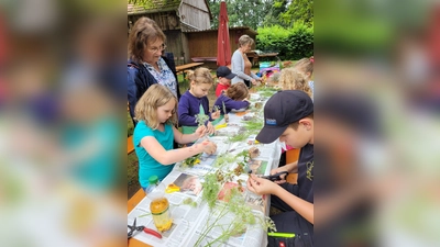 Kinder beim Basteln mit Kräuter (Bild: Doris Boesen)