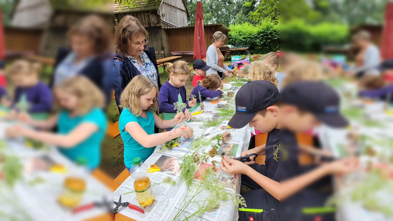 Kinder beim Basteln mit Kräuter (Bild: Doris Boesen)