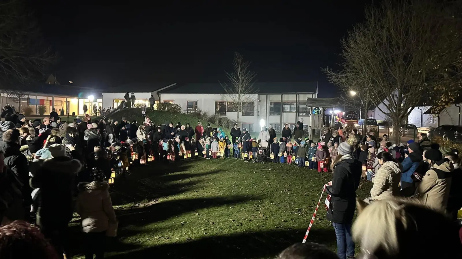 Garten des Kinderhauses sangen die Kinder das Abschlusslied  (Bild: Johannes Wittmann)