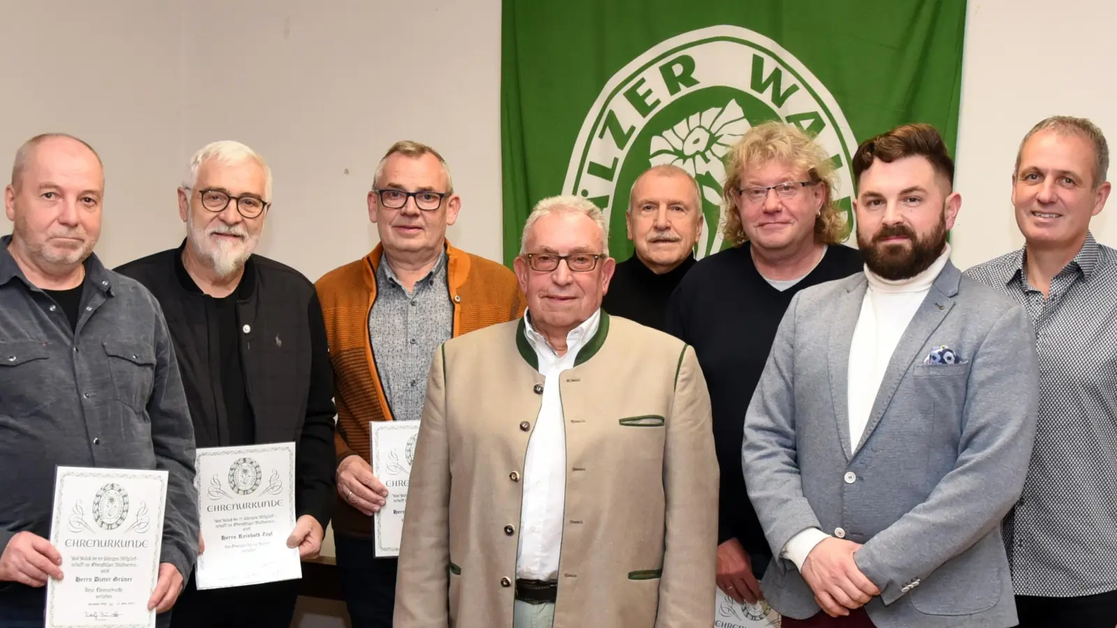 Bürgermeister Sebastian Dippold und OWV-Vorsitzender Rudolf Bäumler ehren langjährige Mitglieder für ihre Treue zum Verein.  (Bild: bgm)