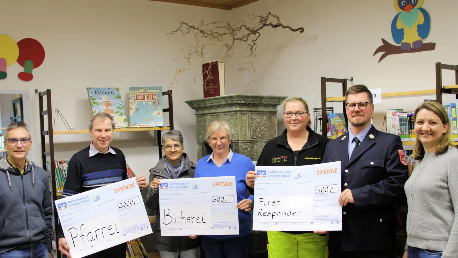 Bei der Spendenübergabe in der Schmidmühlener Bücherei (von links): stellvertretender Pfarrgemeinderatssprecher Heinrich Leitz, Pfarrer Werner Sulzer, Doris Flieder, Gudrun Jeziorowski, Monika Ehrnsberger, Pit Rogga und Pfarrgemeinderatssprecherin Lena Klieber. (Bild: bjo)