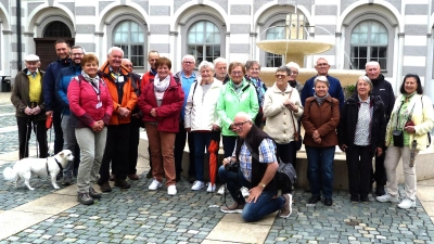 Wandergruppe OWV-Zweigverein Nabburg im Klosterhof Waldsassen  (Bild: Rainer Funker )